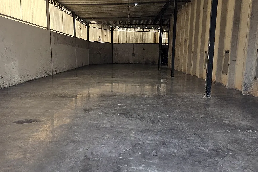Barracão com 240 m² de piso industrial polido em Sorocaba