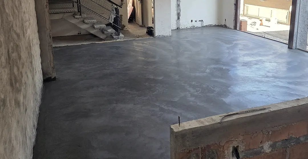 Piso de concreto polido acabado em área industrial