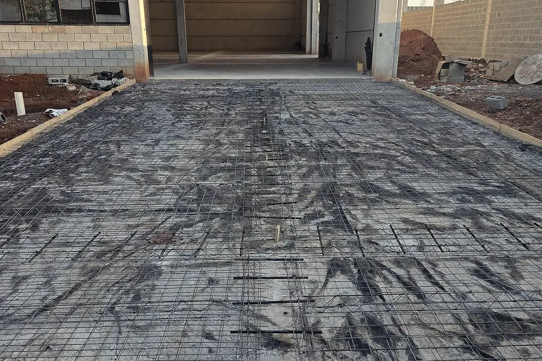 Base preparada com malha de aço antes da concretagem