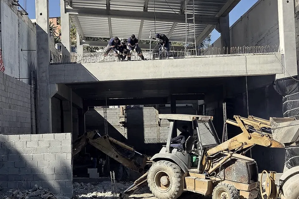 Equipe da JFF Pisos armando a ferragem da laje em obra de Itapevi